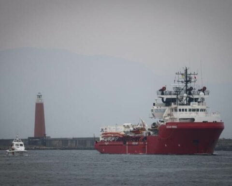 Ocean Viking sequestrata a Bari